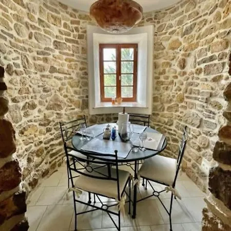 Le Petit Chateau De *